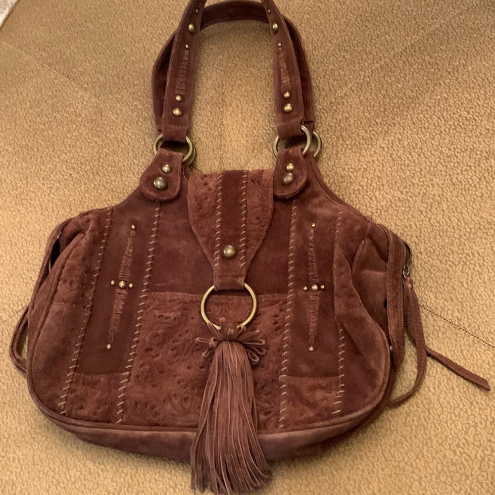 Brown suede shoulder bag in excellent condition. It’s a Junior Drake